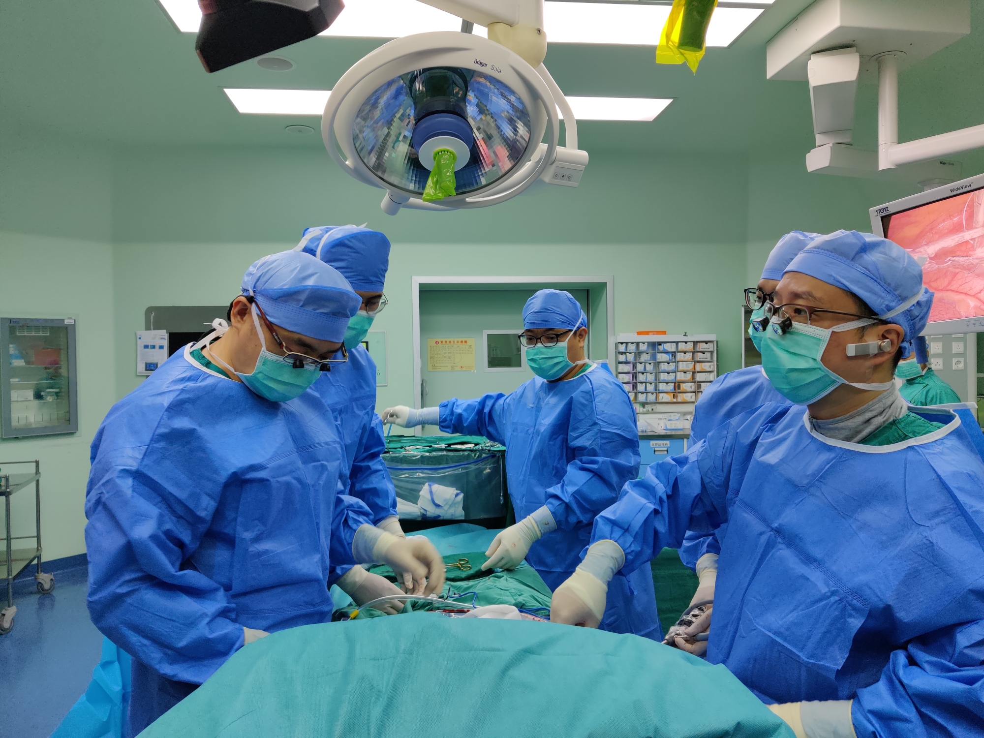 换肾后不幸发现心门损坏广州医生为换肾人成功施行微创救心手术