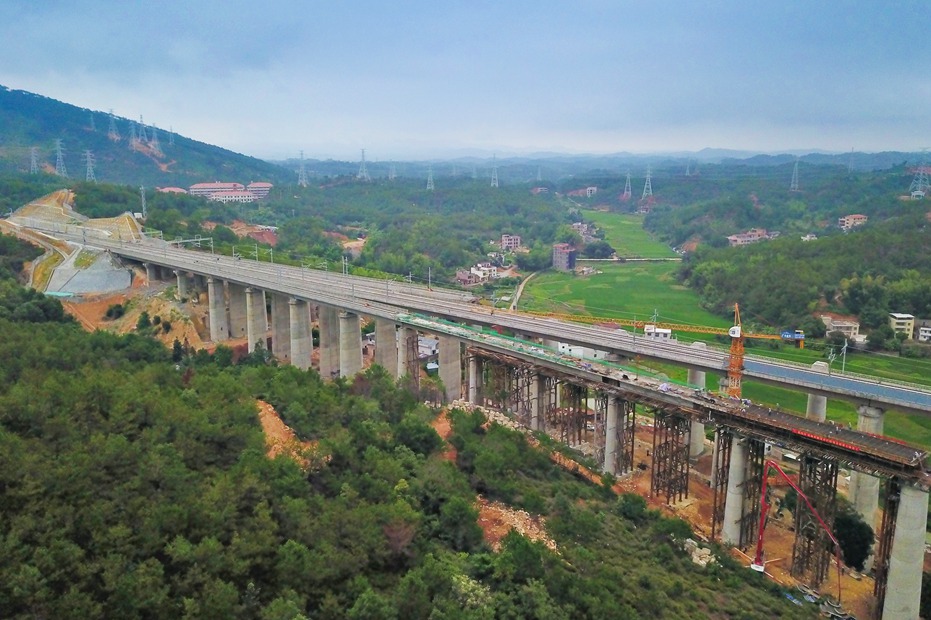 据了解,梅龙赣深并行段项目是衔接梅龙铁路,赣深高铁的重要"纽带"