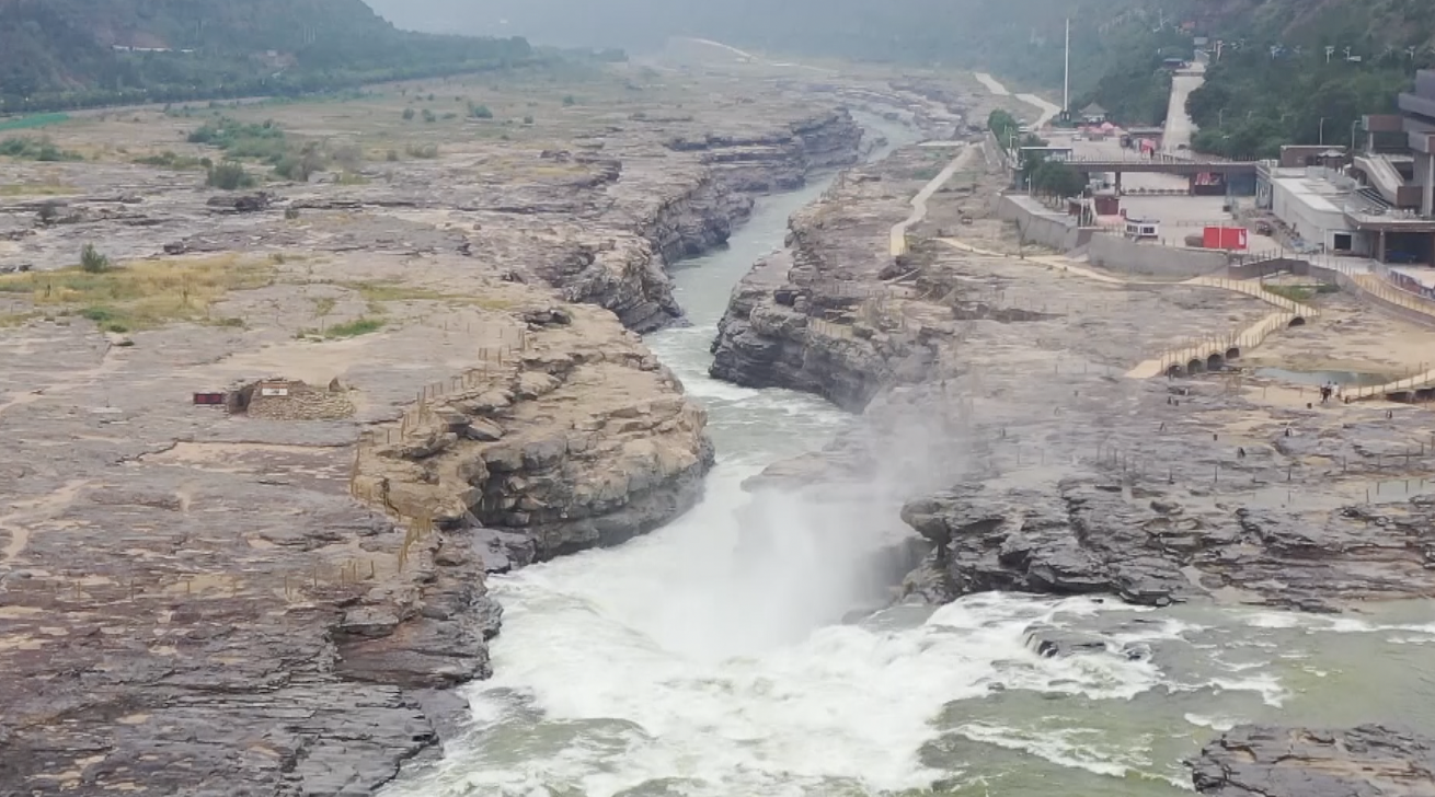 清流飞瀑航拍黄河壶口瀑布由浊变清白色水雾交相辉咉
