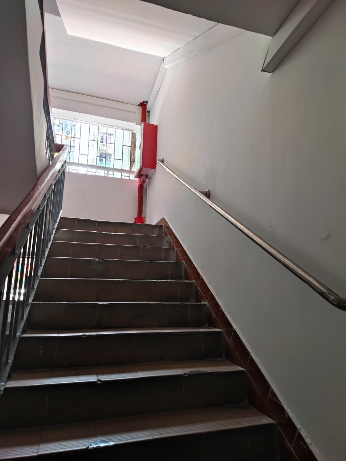 不仅如此,白云花园小区的楼道也全部刷白翻新,并安装上新的安全扶手.