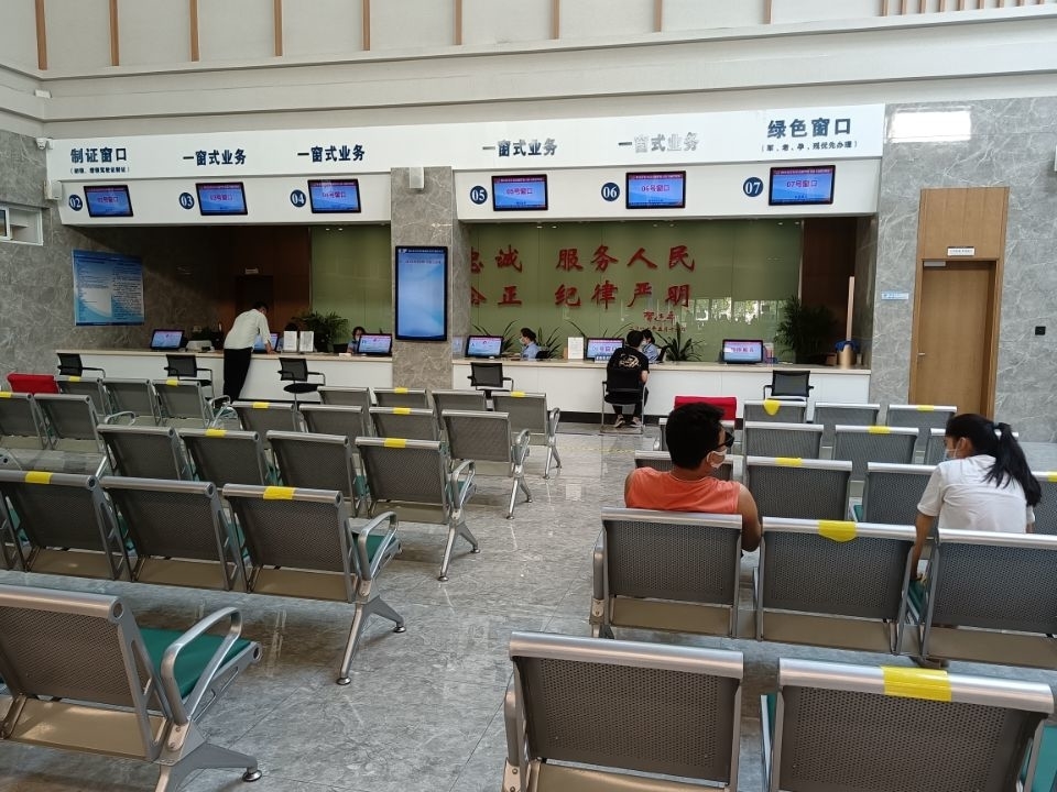 在溧水区车驾管综合服务大厅,市民杨先生告诉记者,自己是前来办理驾驶