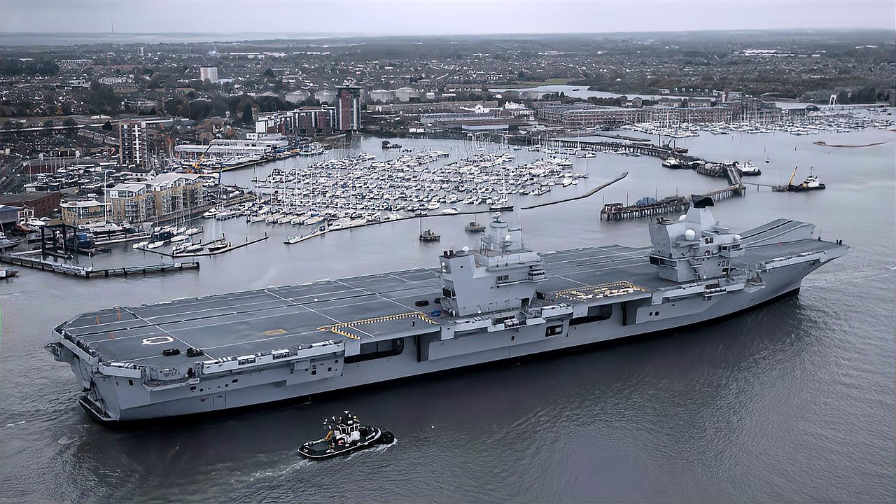 英伊丽莎白女王号航母首次靠泊日本