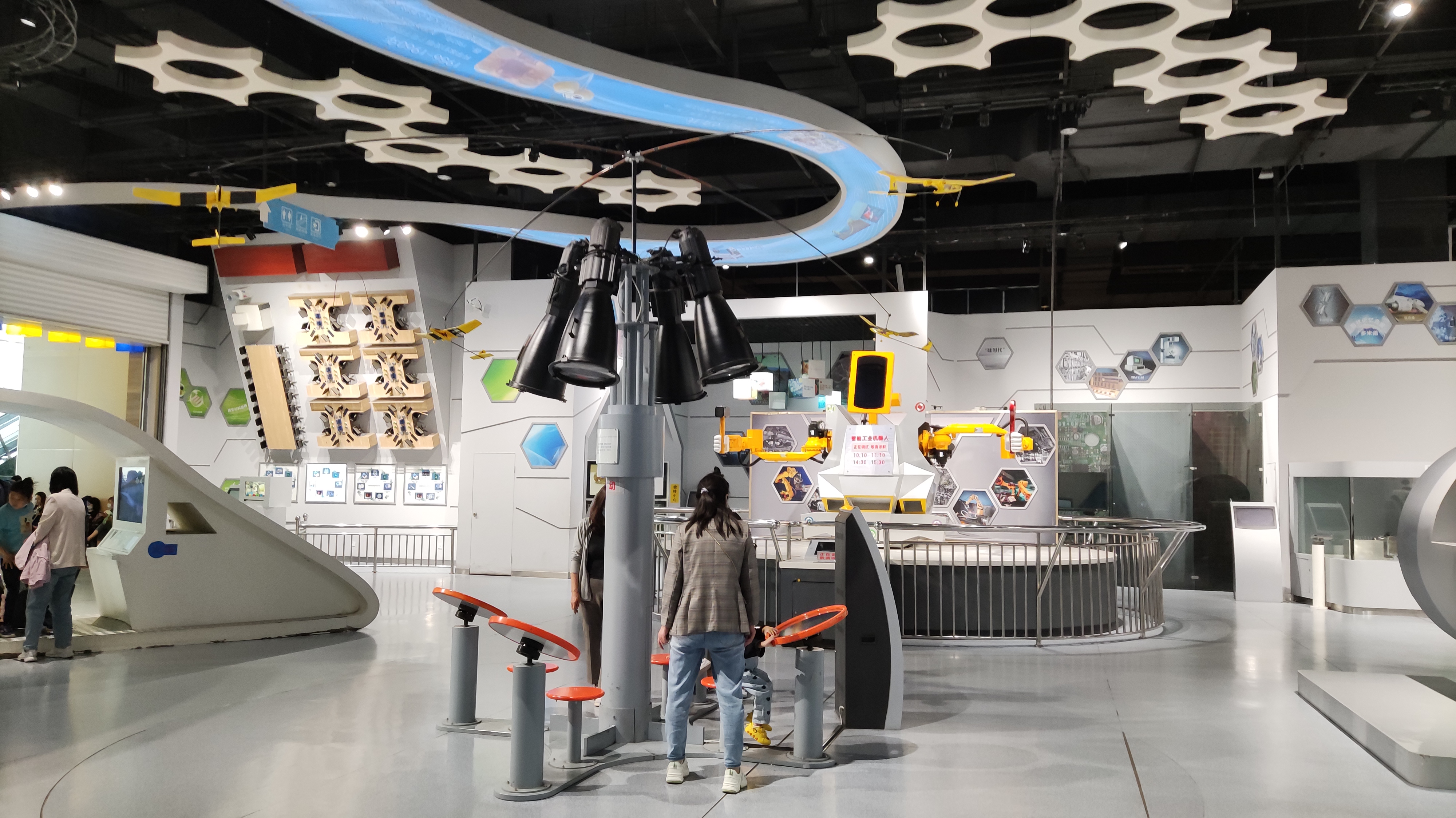 走向未来展厅有神舟飞船,宇宙漫游,登月模拟,还有模拟太空舱,航天火箭