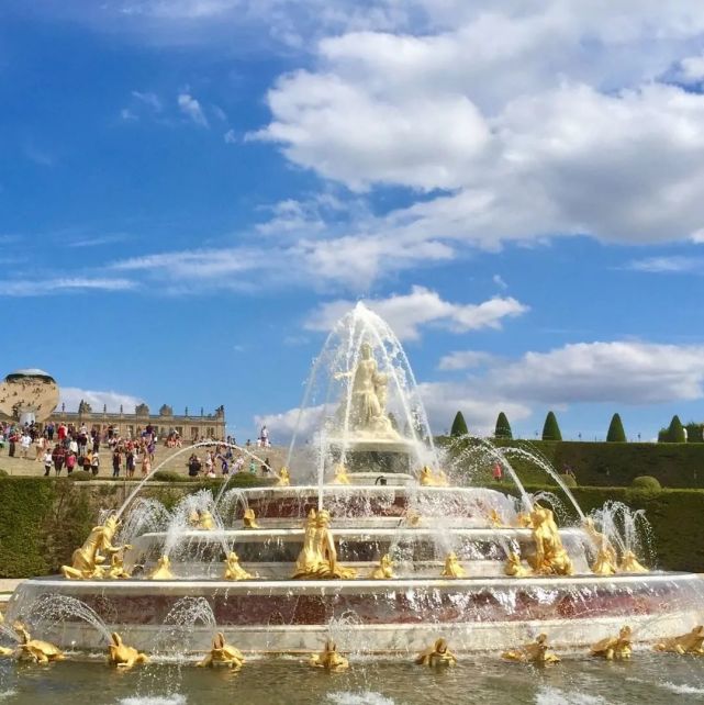 词藻的凡尔赛宫里从不缺少亮眼的景点,而拉托纳喷泉必须有一席之位