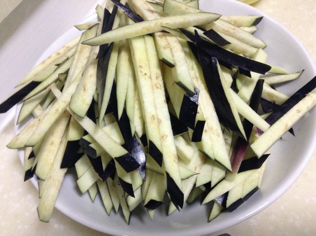 烹饪小技巧:掌握挑选好线茄和青椒的技巧,茄子丝要腌制一小会儿,掌握