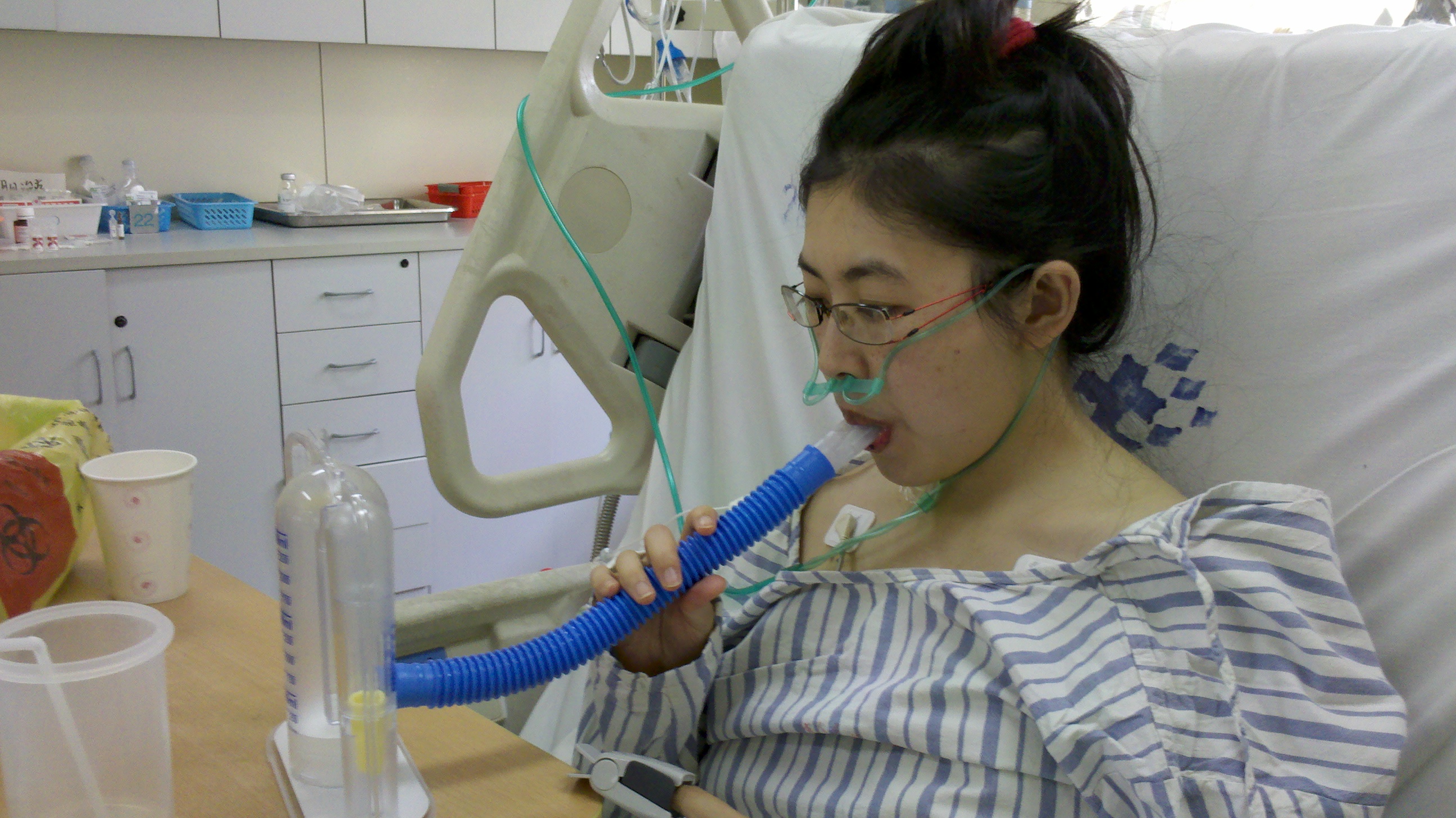 黄欢说,母亲离开诊室后反应"有些懵",但只认为这个病会对生育有些影响