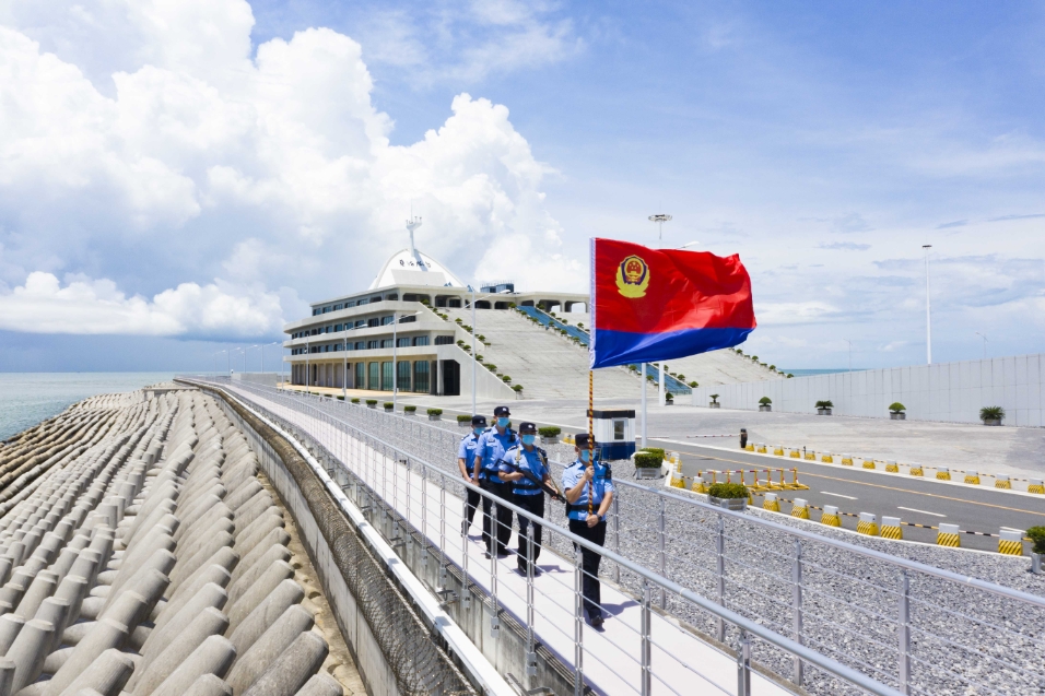 在珠海边检总站港珠澳大桥边检站有这样一群人,他们放弃与家人团聚