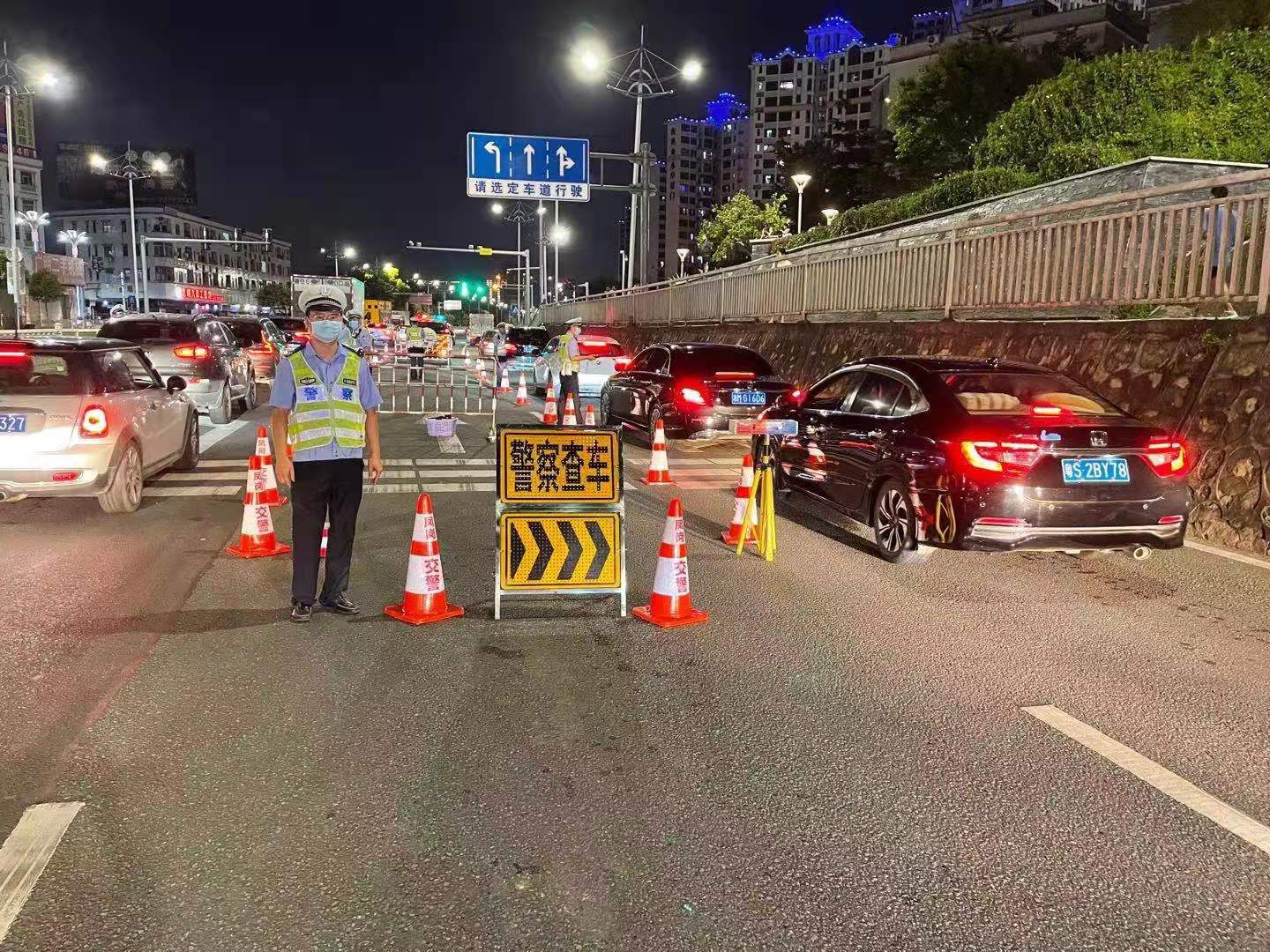 守护万家团圆东莞交警夜查酒驾不放假