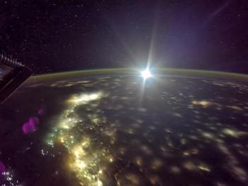 太空|航天员镜头下的月亮长啥样？总台秋晚来自太空的“礼物”提前曝光