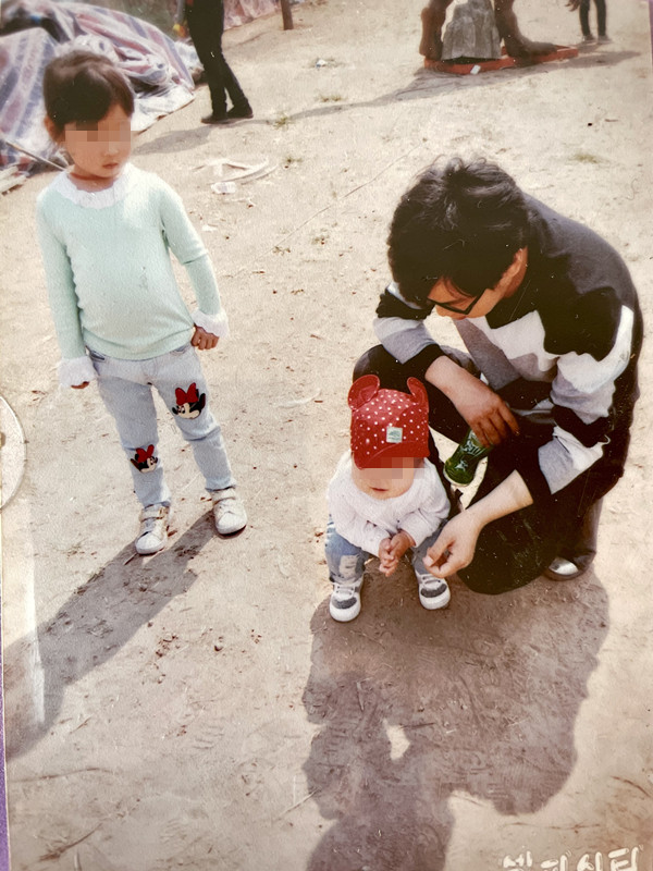 赵喜健生前和两个女儿在一起