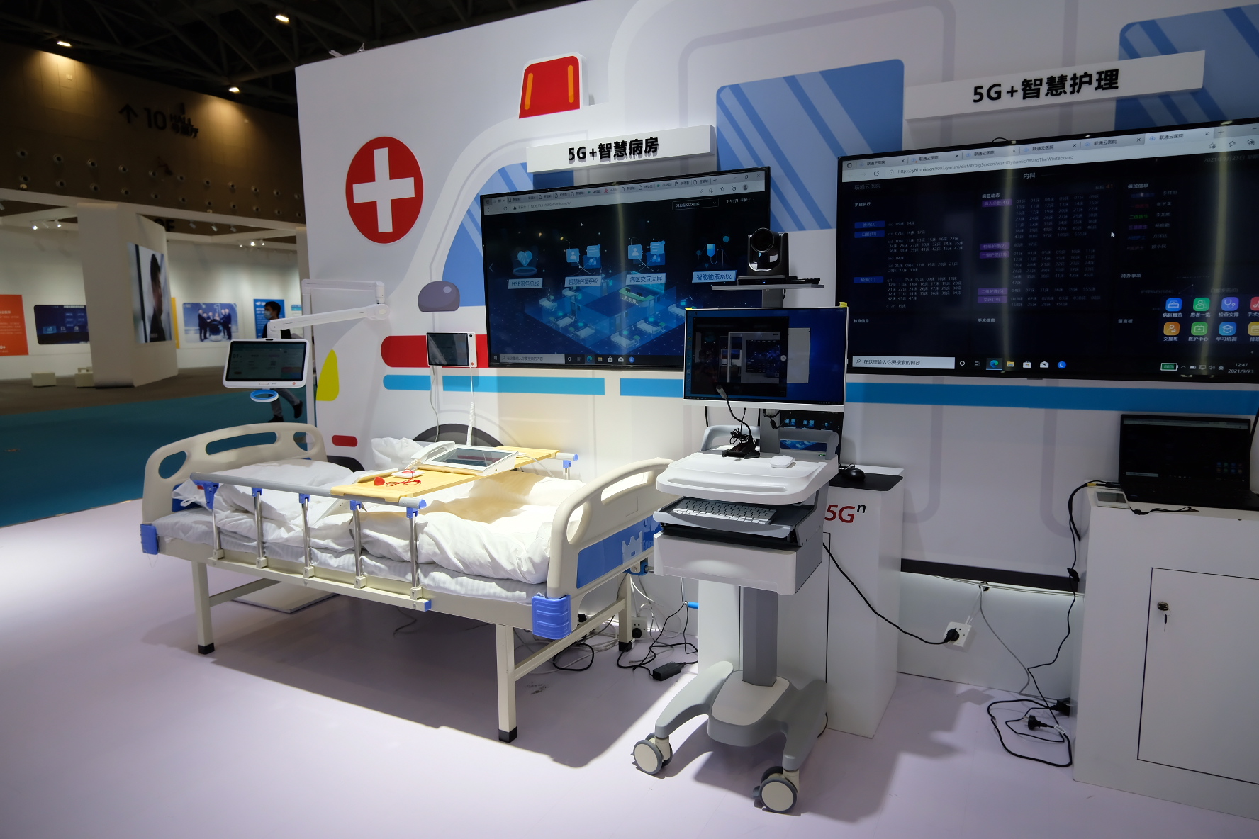 视频围观艾灸机器人探秘数字病房佛山双展今日开幕