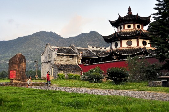 霍童镇,地处福建省宁德市,在秀水与山脊之间,古镇缓缓走过了千年.