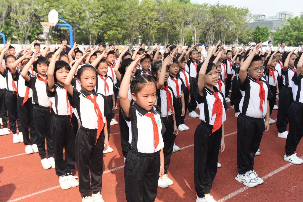 小学生敬礼全身图片