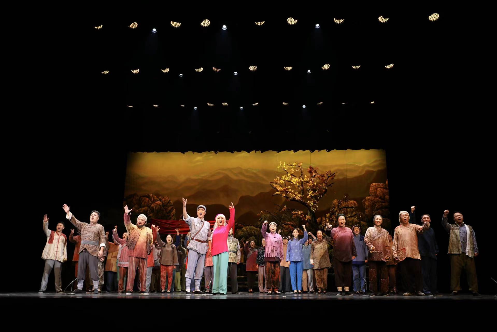 中国歌剧舞剧院创作演出了百余部歌剧舞剧作品,其中,第一部中国民族