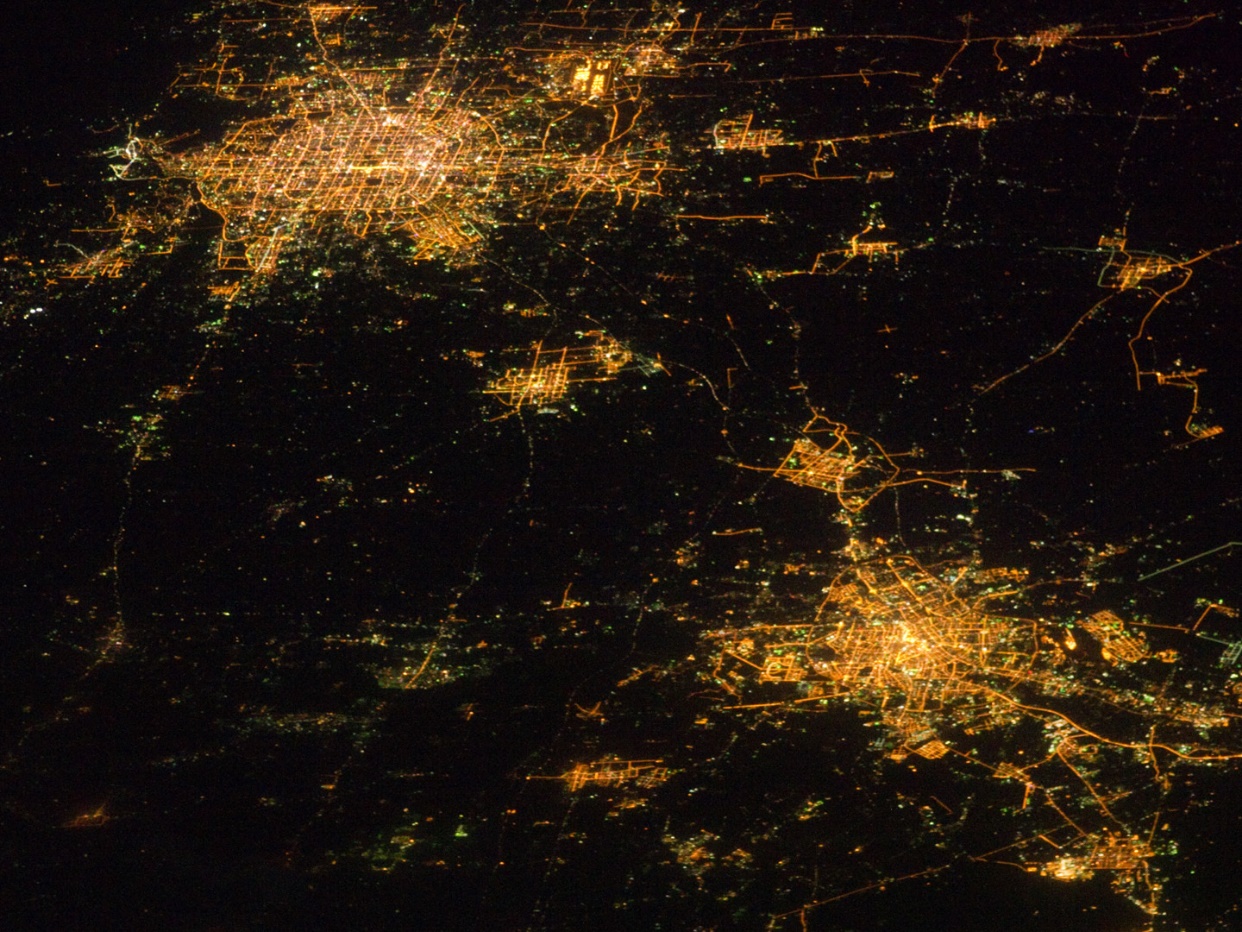 在国际空间站上拍到的北京和天津夜景（图片来源：NASA）