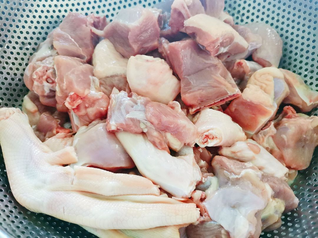 做法与步骤:食材清单:本地麻鸭半只,仔姜50克,香葱少许,料酒,蚝油