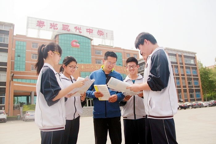寿光现代中学是寿光市人民政府投资兴建的一所现代化的重点高中，是一所