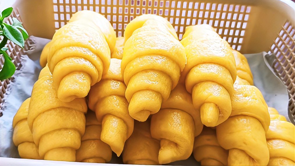 用南瓜做牛角包颜色漂亮又营养做法超简单