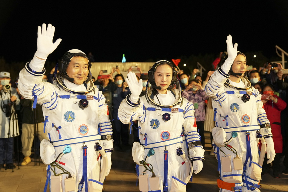 飞船|神舟十三号对接有多难？7.68km/s下对准80cm对接口，堪比万里穿针
