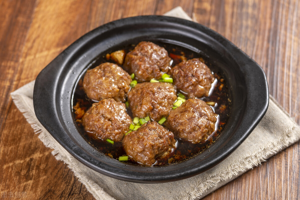 家庭版的四喜丸子逢年过节桌上的一道大菜口感鲜香味道超赞