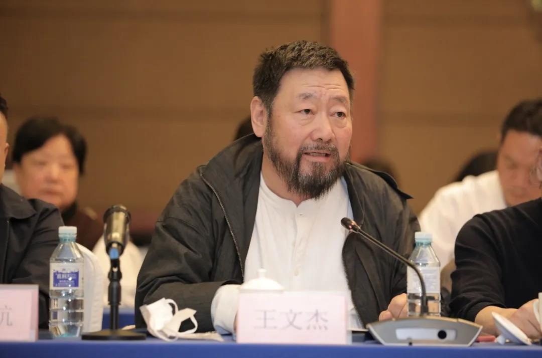 总导演王文杰则通过戏中的一句台词"青春可去,年华不老",与大家分享了