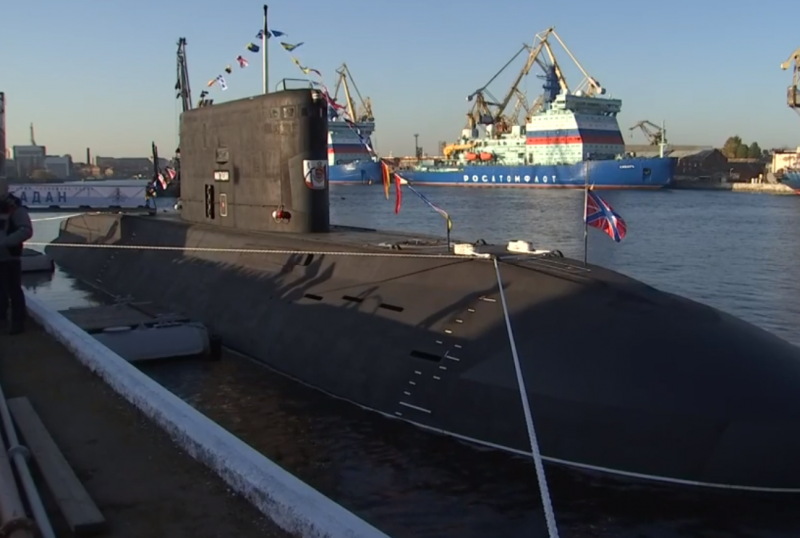 俄媒俄制6363柴电潜艇举行升海军旗仪式入列俄太平洋舰队