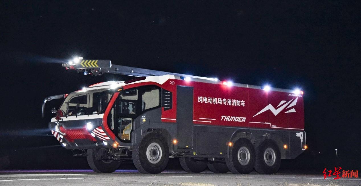 跑得快很能载全球首辆高性能纯电动机场消防车在蓉通过关键技术性能