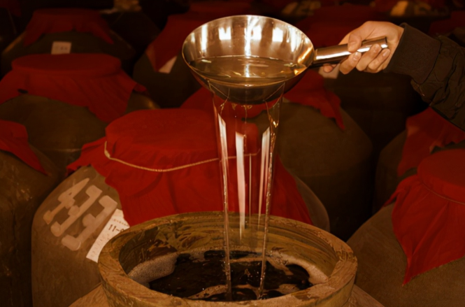 成酒开坛当天,香飘十里,引得无数人前来品尝,让此酒一下在当地名声大