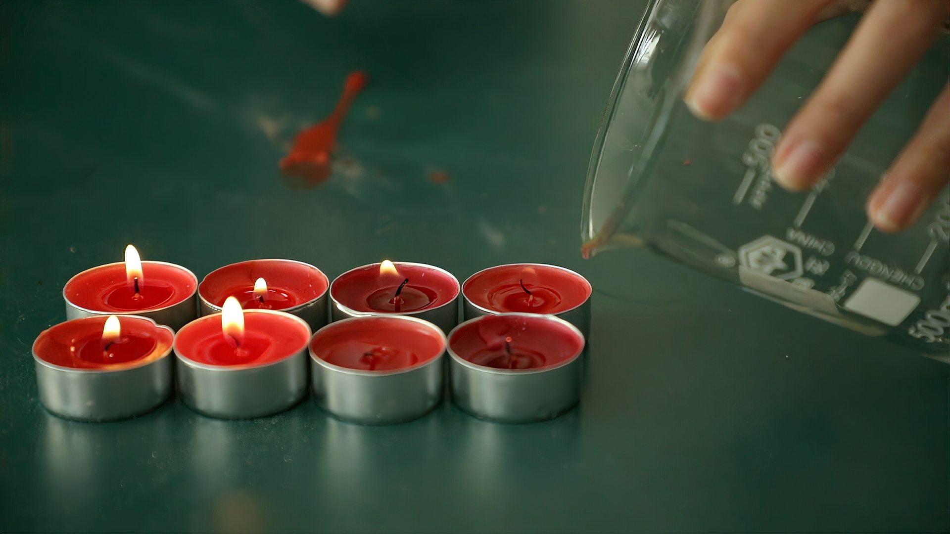 宝藏老师化学老师上演空杯灭烛揭秘看不见的神秘气体