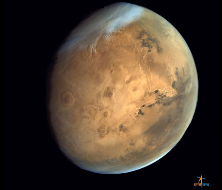 天文|这张美丽的火星照，位于马里内里斯山谷外的一个地区