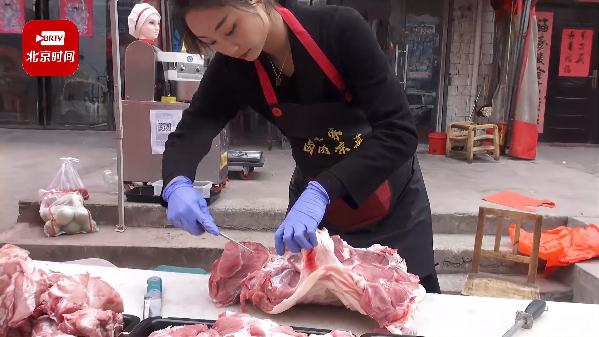 26岁美女卖猪肉走红被赞猪肉西施剁肉刀法娴熟称不想当花瓶
