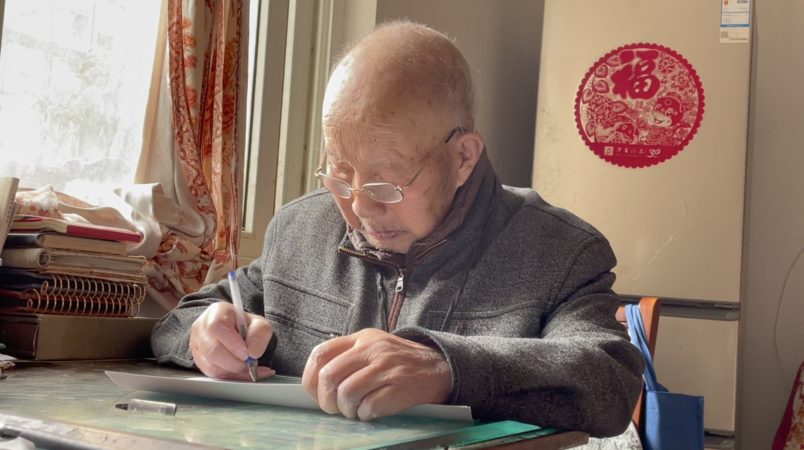 百岁退休教授每天坚持炒股27年已赚回本金有事情做不空虚