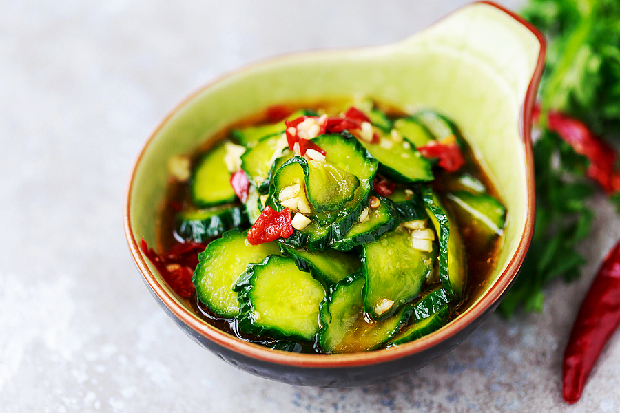 凉拌黄瓜新吃法比猪头肉拍黄瓜还香一次做一大盘都不够吃