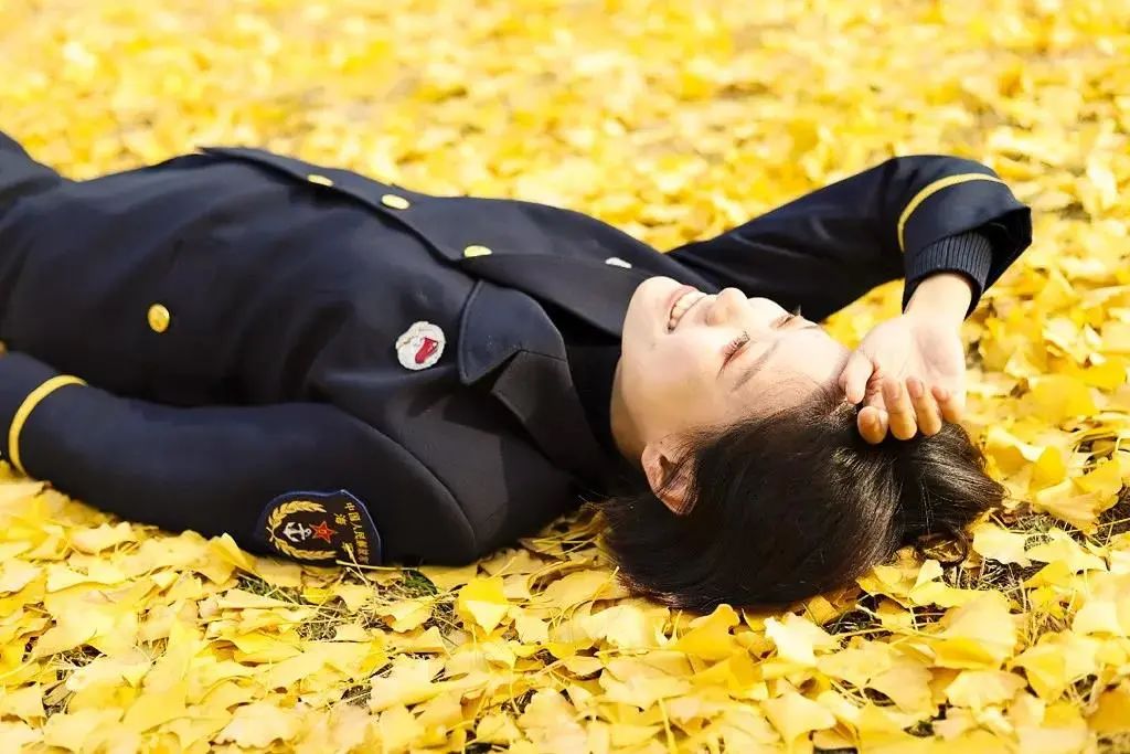 军校的秋景照美爆了