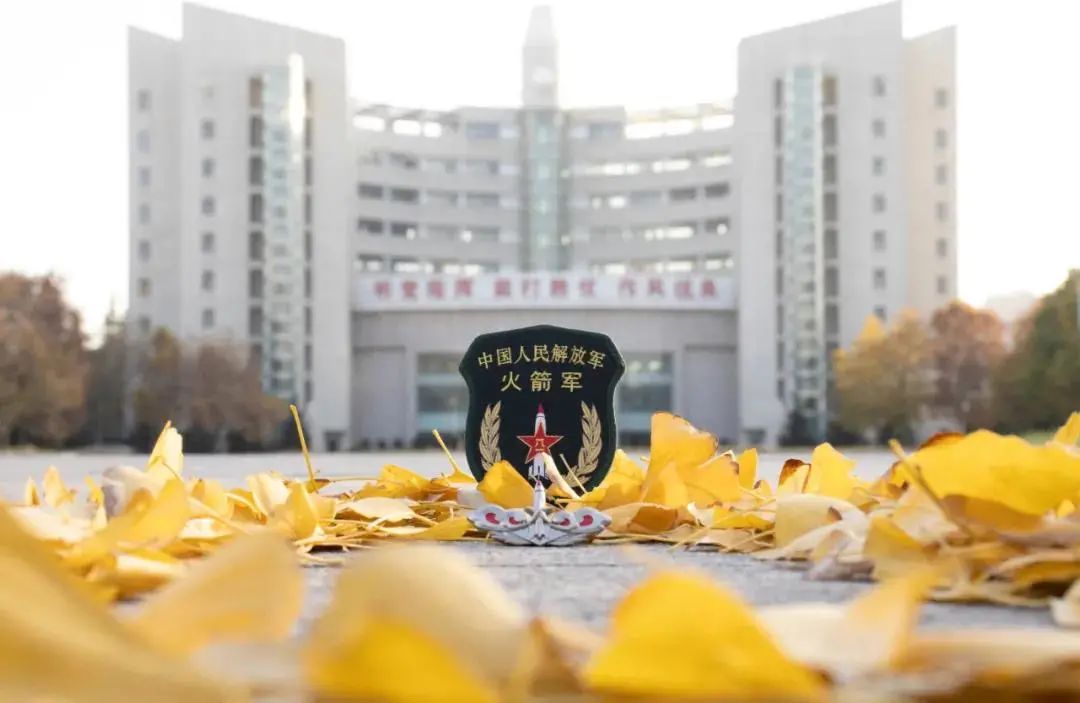 军校的秋景照美爆了