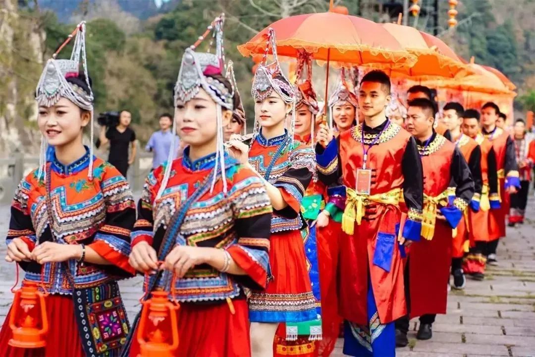 畲族是我国南方的游耕民族,原始居住地为广东省潮州市凤凰山,后迁徙至