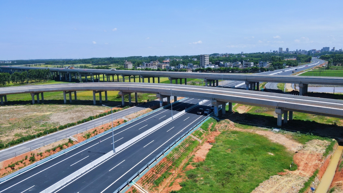 目前,东雷高速路面工程及机电,交安等附属工程正在快速推进施工进度
