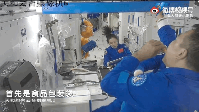太空|03在太空喝饮料被01撞洒了，02紧急救场！