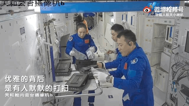 太空|03在太空喝饮料被01撞洒了，02紧急救场！