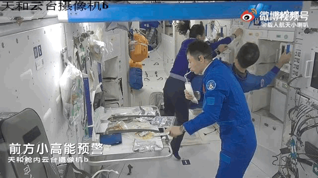 太空|03在太空喝饮料被01撞洒了，02紧急救场！