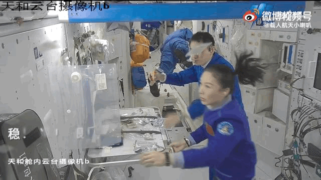 太空|03在太空喝饮料被01撞洒了，02紧急救场！