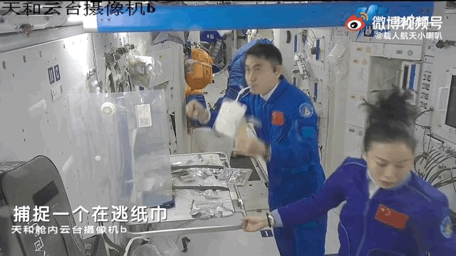 太空|03在太空喝饮料被01撞洒了，02紧急救场！