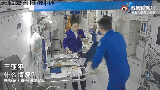 太空|03在太空喝饮料被01撞洒了，02紧急救场！