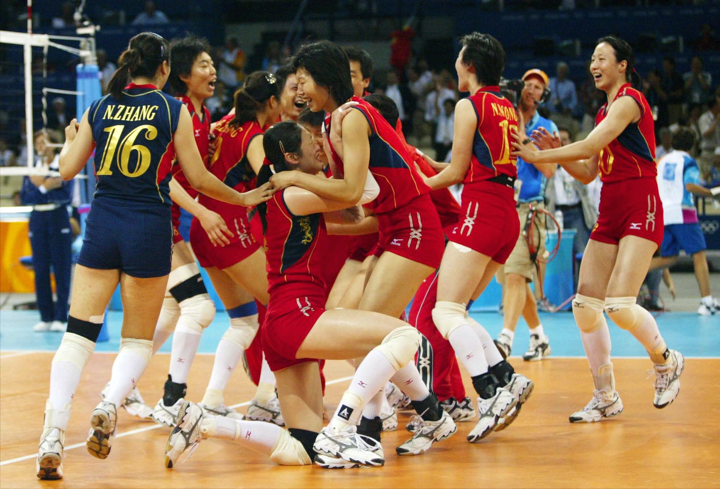 2004年,中国女排在雅典奥运会夺冠,第二次登上奥运最高领奖台