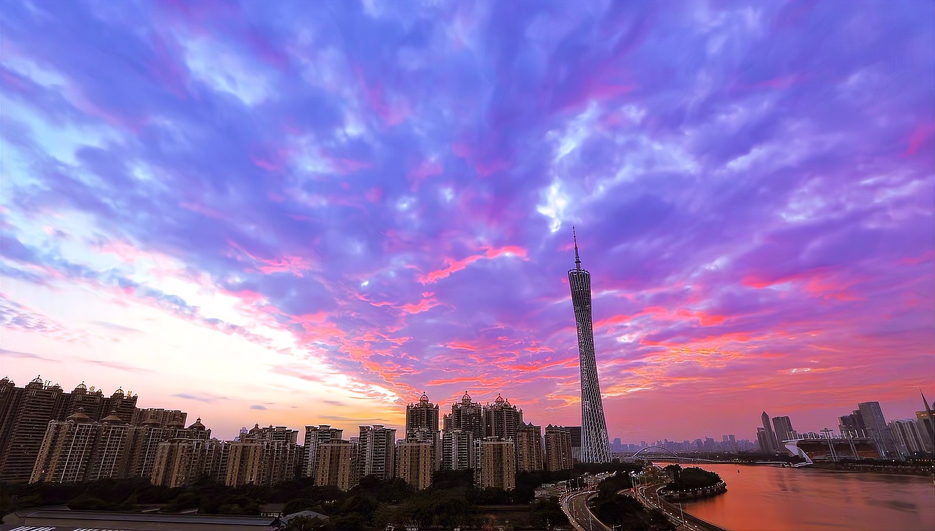 广州又见粉色晚霞随风舞出火凤凰