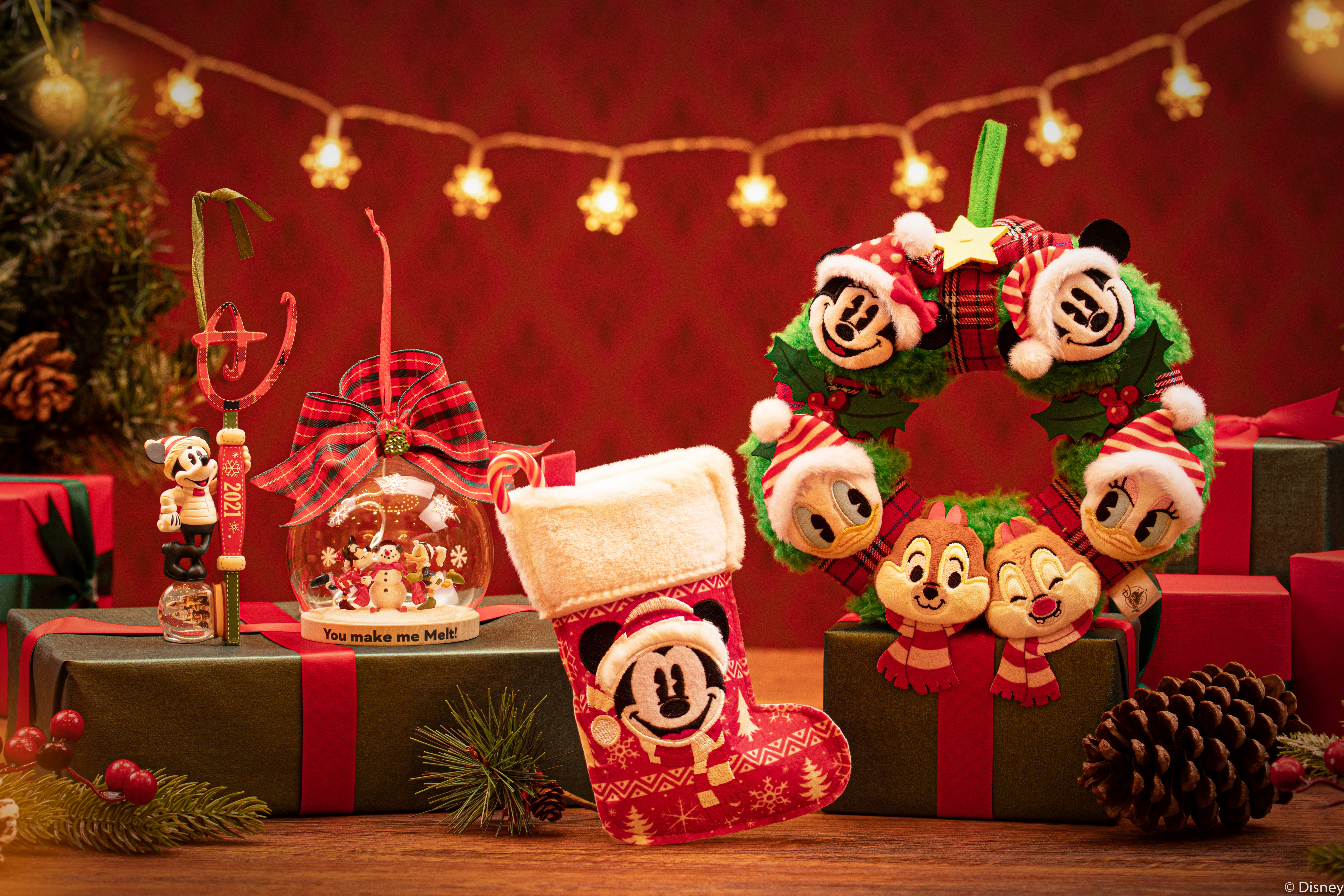 此外,迪士尼小镇也充满了浓浓的圣诞氛围,挂满装饰的圣诞树熠熠夺目.