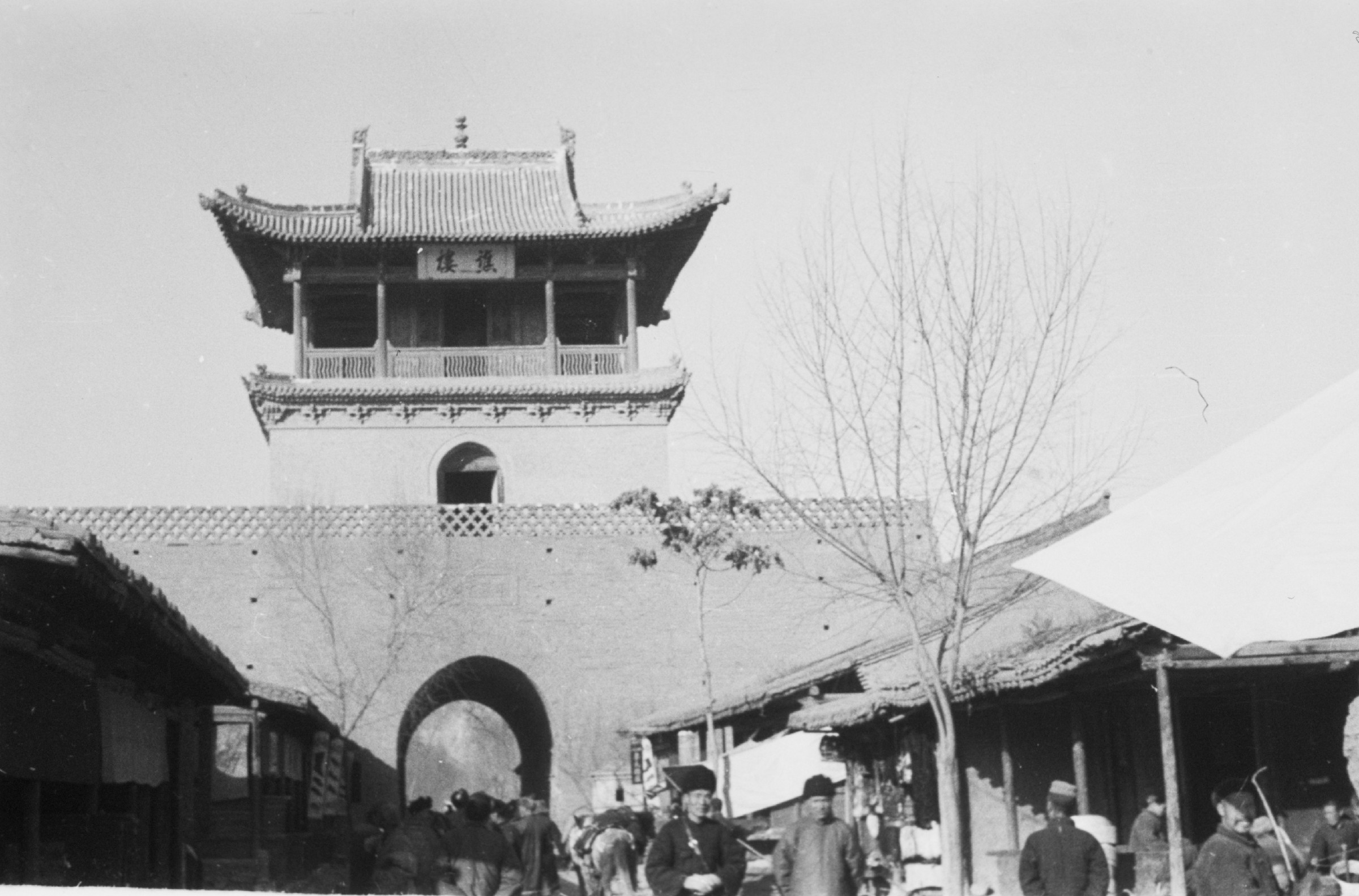 80多年前甘肃临夏城谯楼老照片谯楼柱廊和栅栏做工都很精美