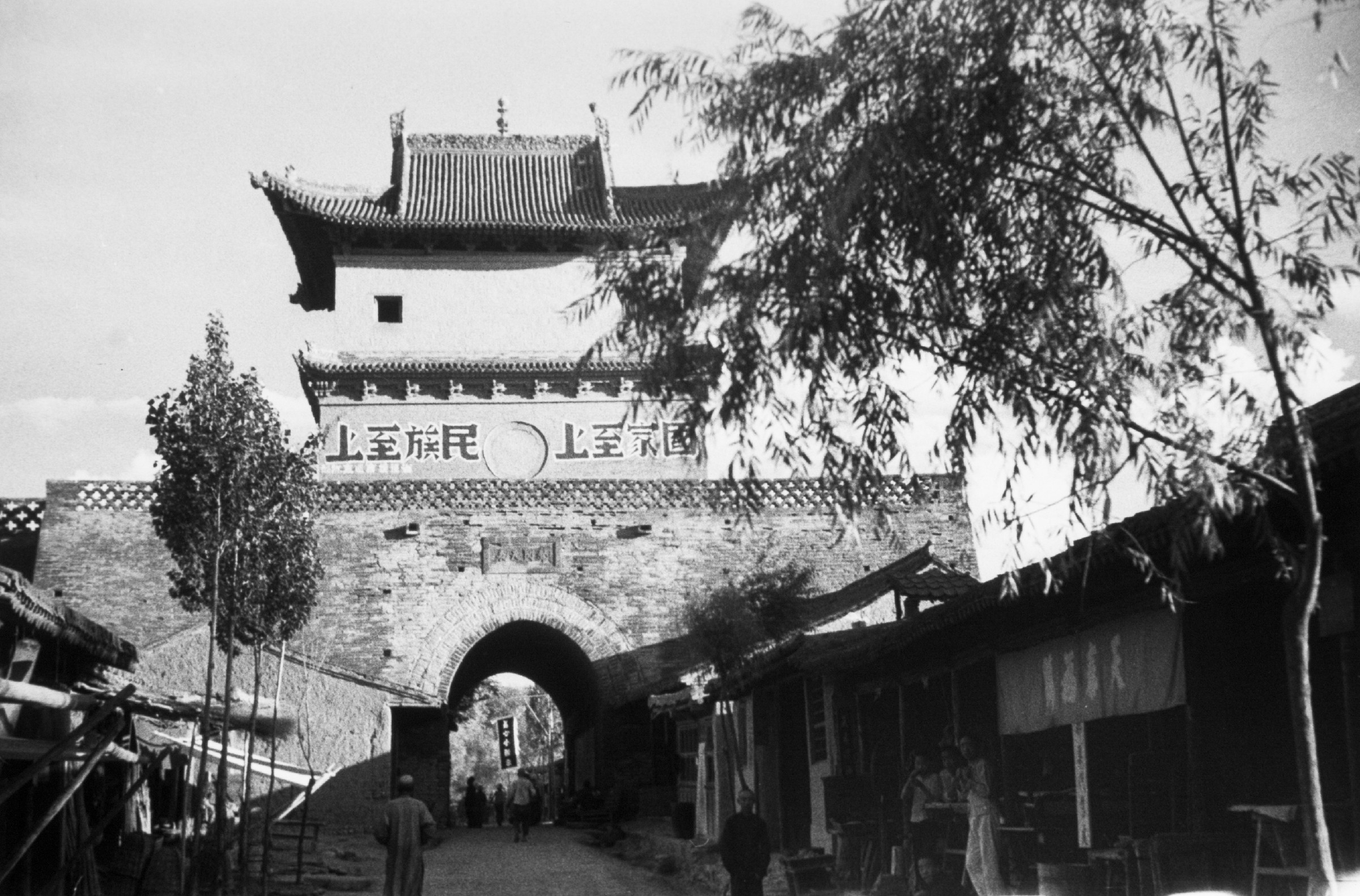 80多年前甘肃临夏城谯楼老照片谯楼柱廊和栅栏做工都很精美