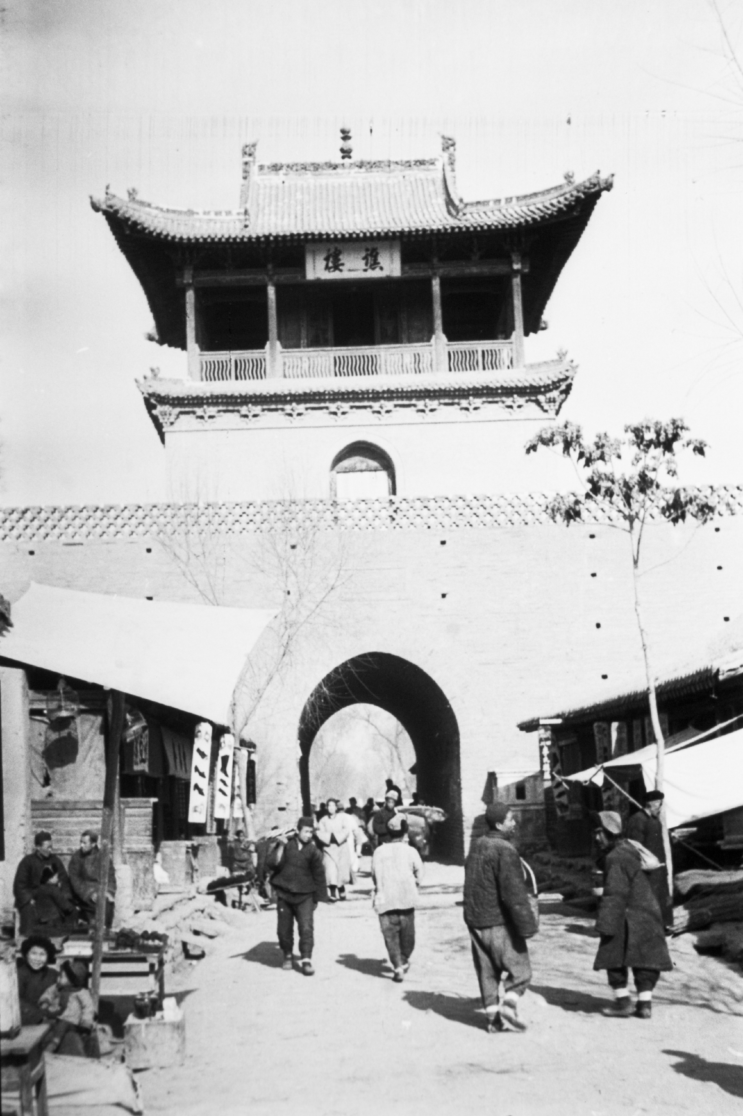 80多年前甘肃临夏城谯楼老照片谯楼柱廊和栅栏做工都很精美