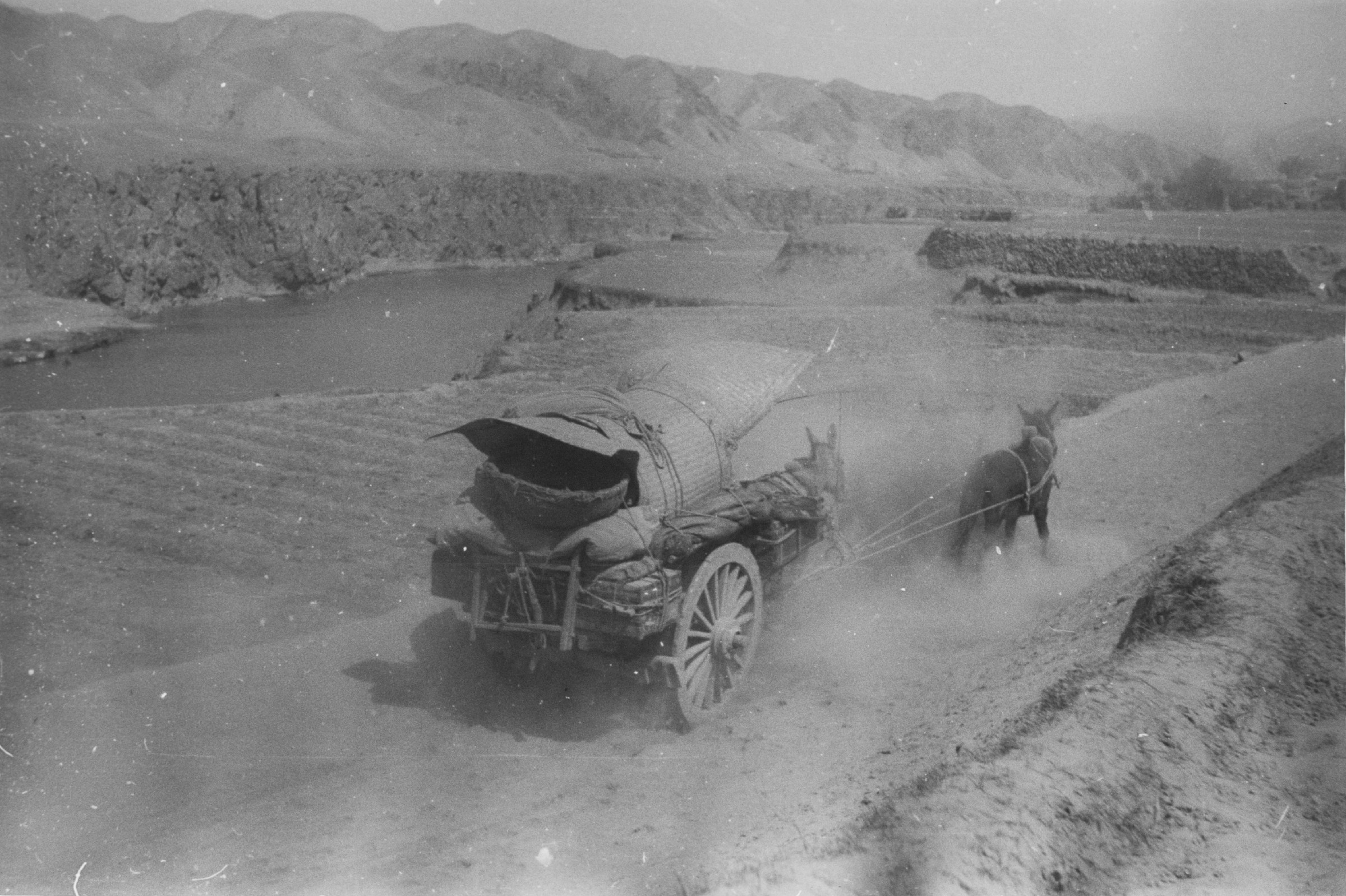 1934年甘肃东乡唐汪川老照片俯瞰山川一色的唐汪川与热闹的集市